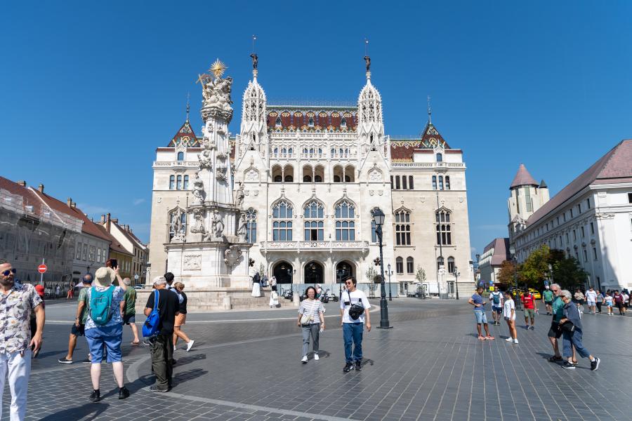 Drágul a Pénzügyminisztérium épülete, de alapítványi egyetemekre és közutakra is több pénzt ad az Orbán-kormány