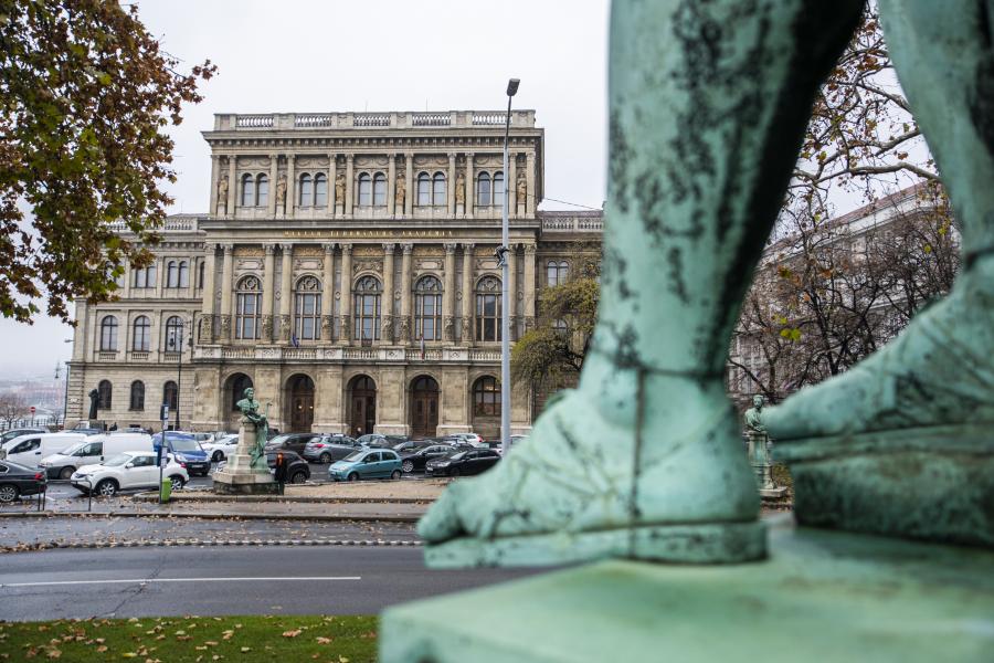 Az Orbán-kormány rátenné a kezét az MTA ingatlanjainak jelentős részére is