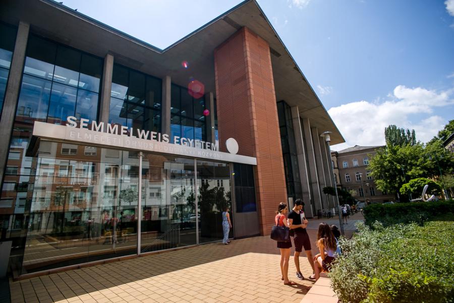 A Semmelweis Egyetem nevével visszaélve hirdetnek hamis terméket a YouTube-on