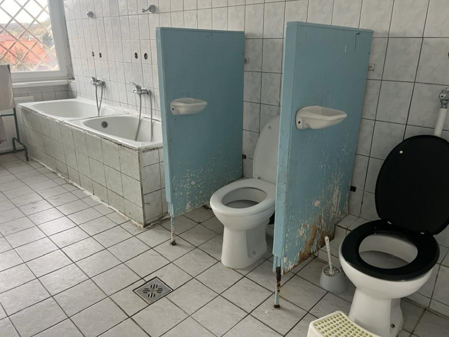 „Arról nem készülhetnek fotók, hogy éjszakára a társalgóba és folyosóra tesznek ki matracokat, hogy a gyerekeket le tudják fektetni”