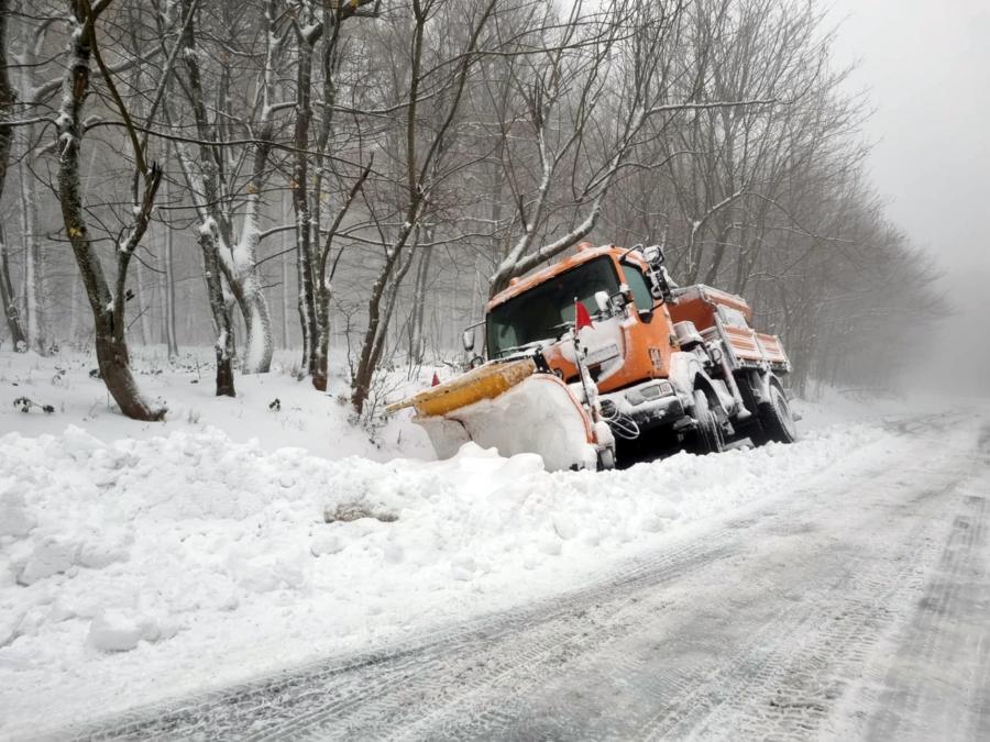 Péntek reggeli hókáosz az utakon