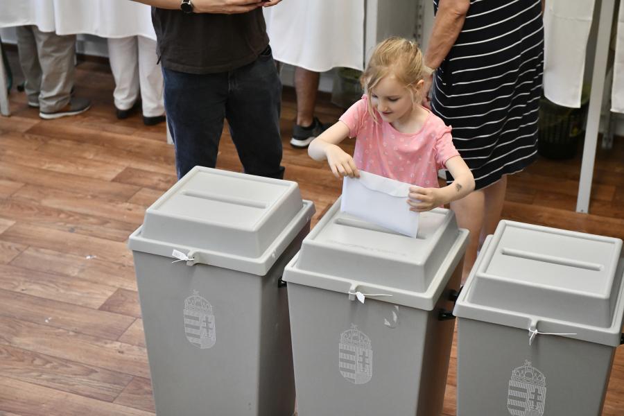 Ezután boríték és lakcímkártya se kell a szavazáshoz, bevett gyakorlattá vált a választási turizmus Magyarországon