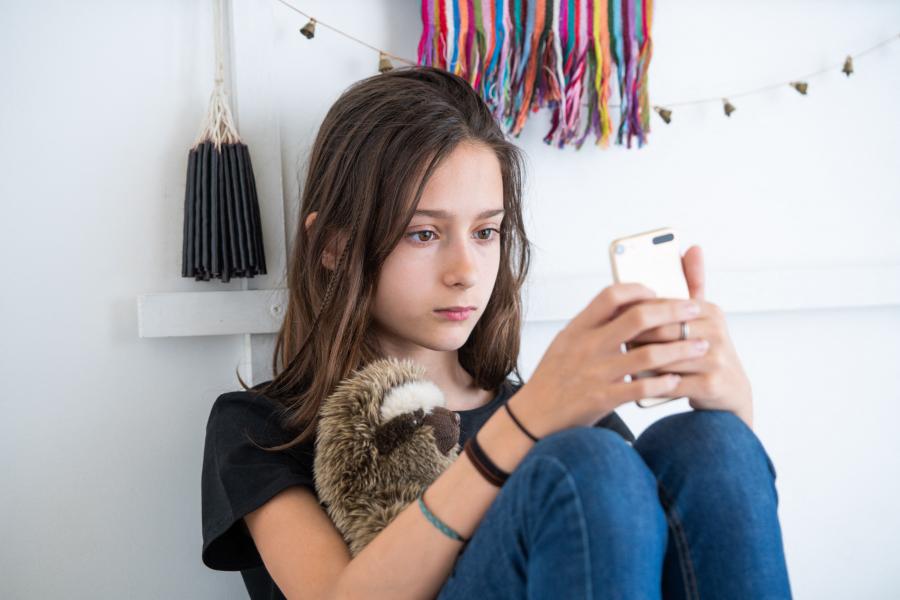 Átment a törvény, betiltják a közösségi média használatát a 16 évnél fiatalabbaknak Ausztráliában