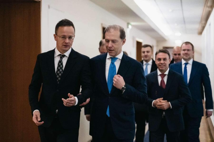 Moszkvai útra indult Szijjártó Péter, aki a háború kitörése óta 12. alkalommal utazott Oroszországba