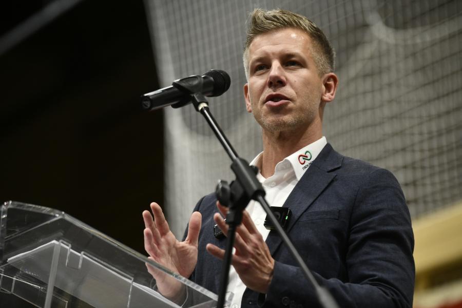 Magyar Péter a Bloombergnek: Szükségünk van az uniós forrásokra, Donald Tusk példáját kell követnünk a tárgyalásokban