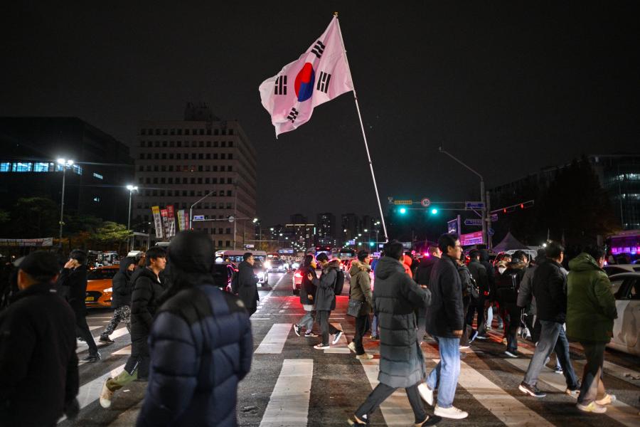 Szükségállapot Dél-Koreában: a parlamenti képviselők blokkolják az elnök lépését, tömegek tiltakoznak a szöuli törvényhozás épülete előtt