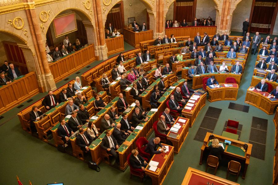 Egyszerre támogatja és fenyegeti régi ellenzékét a Fidesz