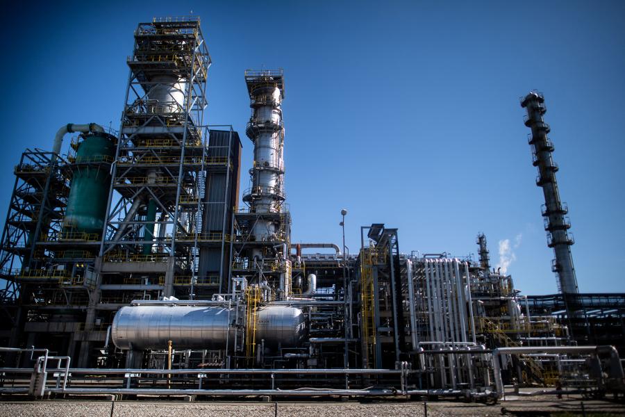 Jól jár a MOL az új szankciókkal, szlovákiai leányvállalata még hat hónapig exportálhatja Csehországba az orosz olajból származó termékeket