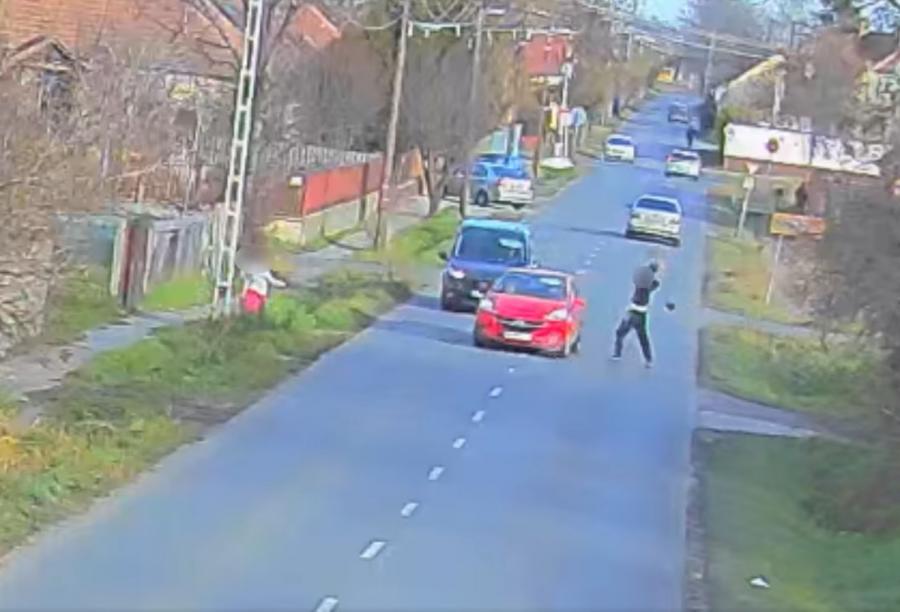 Videó: ásóval irányította a forgalmat egy férfi Kiskunhalason