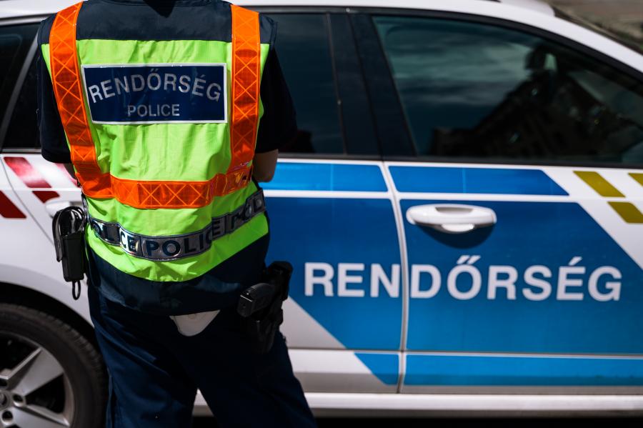 Villamosmegállóba csapódott egy autó Szeged belvárosában, két ember megsérült