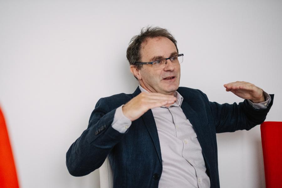 Budapesten kórházat fejleszt, Csádban pacemakert ültet be – Interjú Toldy-Schedel Emillel