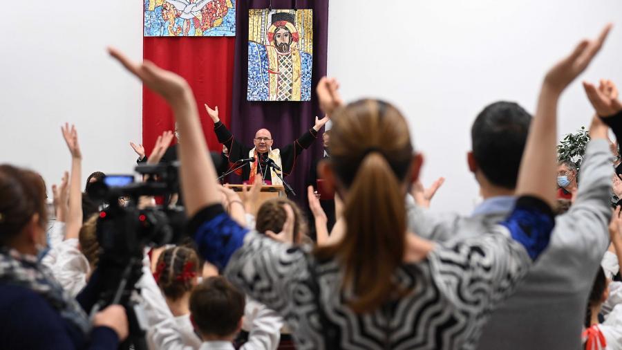 Sokrétű európai áttekintést ad a katolikus iskolák ellentmondásos világáról Rónay Tamás frissen megjelent kötete