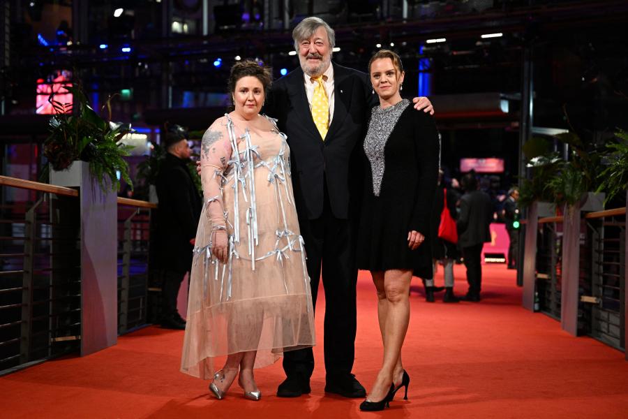 Stephen Fry a Népszavának elárulta melyik magyar szót ismeri, Lena Dunham pedig nemrég jött rá, hogy nem is magyar, hanem lengyel