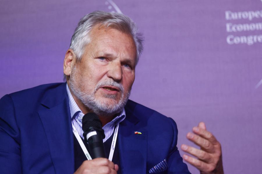 Bár a magyar és a szlovák kormányfő is kínálja magát közvetítőként az Ukrajnai háború lezárásához, a legnépszerűbb lengyel elnök sokkal alkalmasabb lehet erre a szerepre