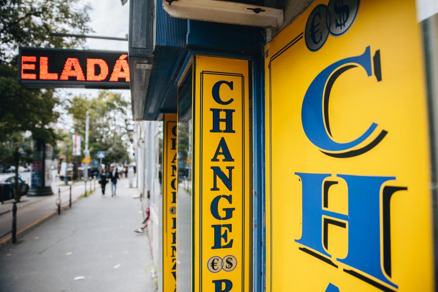 Ismét 415 forint fölé kúszott az euró