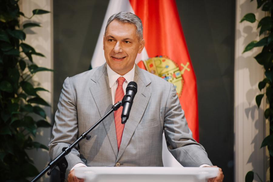 Lázár János szerint akár ki is rúghatták volna a kastélyánál akciózó kutyapárti aktivistát, de az ő kérésére ez nem történt meg