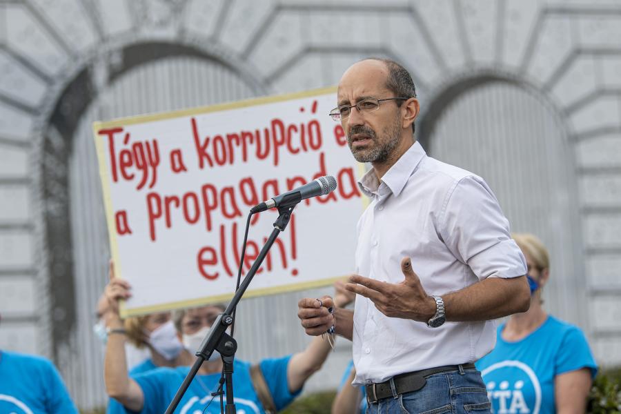 „A Tisza Párt milliárdos nagyságrendben jut közpénzhez” – Élesen bírálta a Magyar Pétert a Momentum-frakció tagja