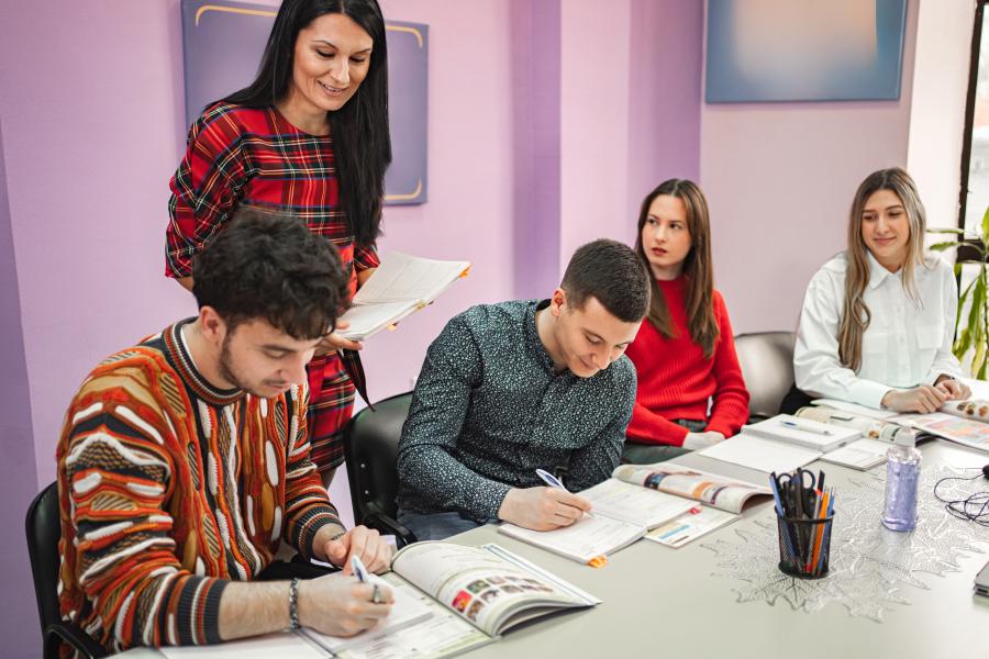 Egyre kevesebben nyelvvizsgáznak Magyarországon, egy év alatt tízezerrel csökkent a jelentkezők száma