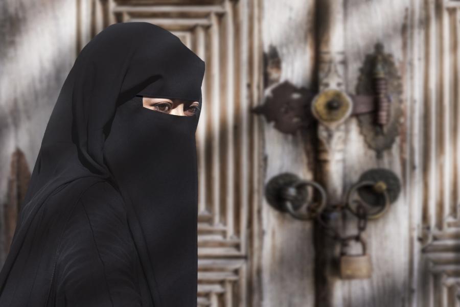 Női burka buktatta le a francia szökevénykirályt