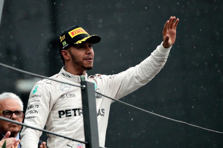 Lewis Hamilton döntött, két évre aláírt