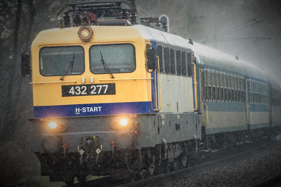 Gázolt a vonat a Városligetnél, egy-másfél órás késések várhatók