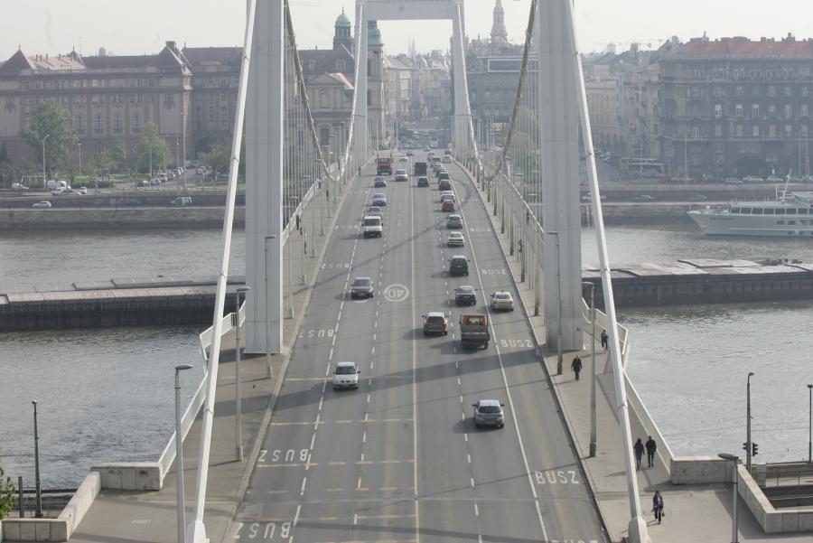 Sávszűkítés nehezíti hónapokig a forgalmat a budapesti Erzsébet hídon