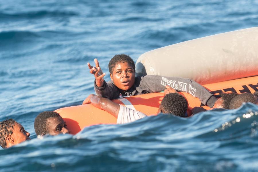 Újabb hajón vitázik az olasz kormány, 450 élet múlhat a döntésen