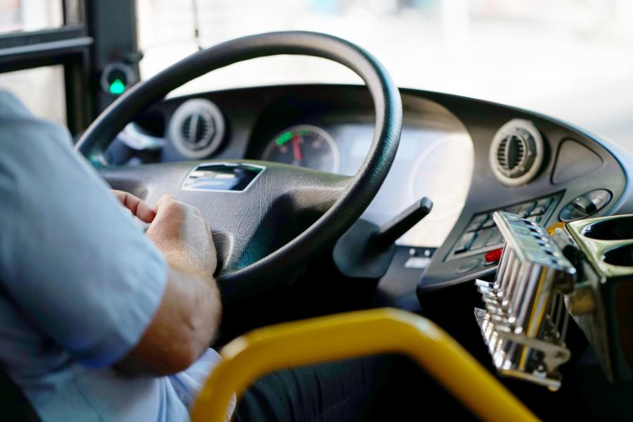 Vezetés közben mobilozott egy Bajára tartó busz sofőrje