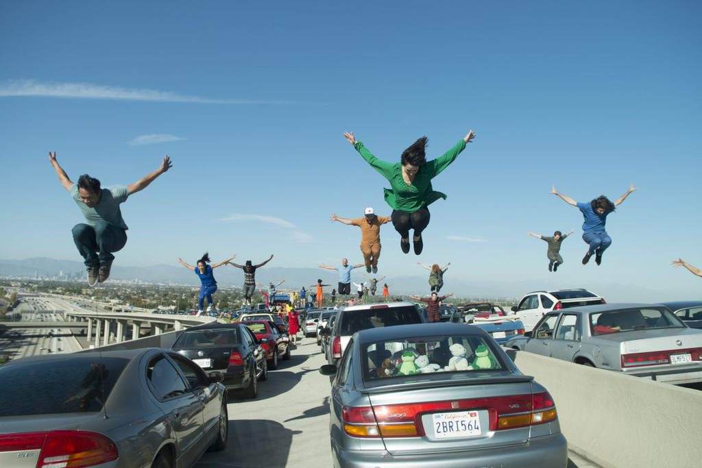 Az induló jelenetben soktucatnyi utas látványos tánccal tölti ki a közlekedési dugó miatt rájuk mért várakozási időt Los Angeles felé
