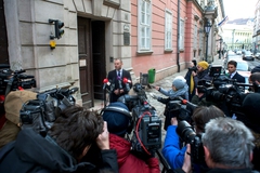 Csepreghy Nándor a Városháza előtt tájékoztatta az újságírókat FOTÓ: TÓTH GERGŐ - Fotó: Tóth Gergő