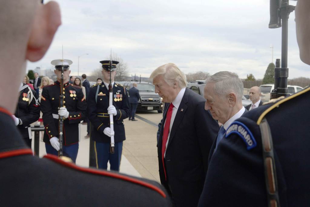 Donald Trump és James Mattis. Az új elnök egyik első útja a Pentagonba vezetett FOTÓ: EUROPRESS/GETTY IMAGES/OLIVIER DOULIERY