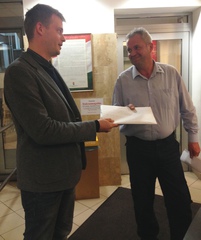 Bitskey Bence a polgármesteri hivatalban átadja az ajánlóíveket