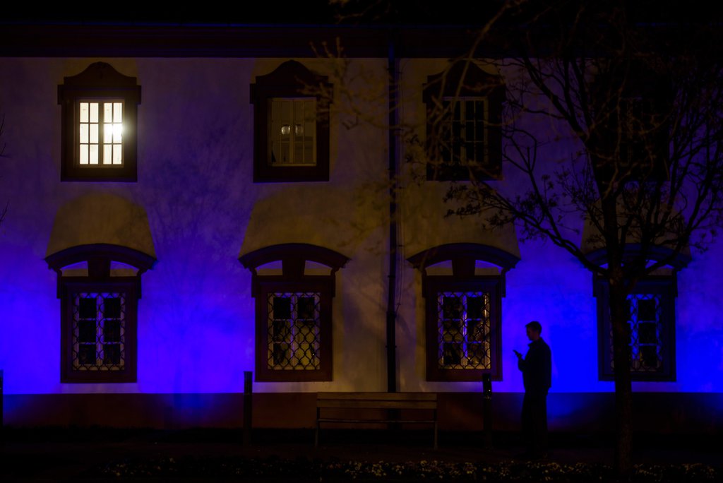 A kék fénnyel megvilágított Vak Bottyán János-szobor Gyöngyösön