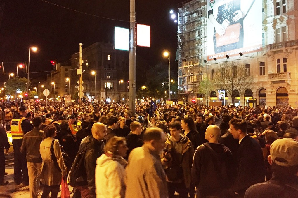 A szerdai ékszakába nyúló tüntetés az oktogonnál FOTÓ: Népszava
