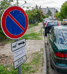 Lehetetlen parkolni - Az önkormányzat szerint a tenisztorna miatt nem jut hely a környék lakóinak