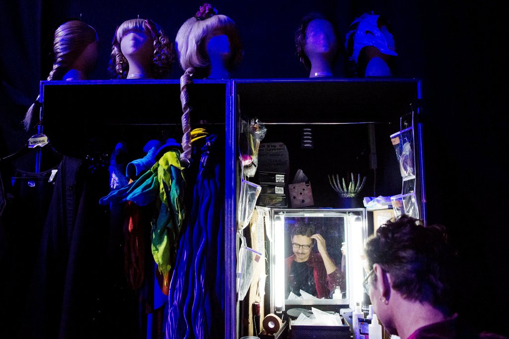 Steven Bishop bohóc előadás előtt