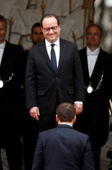 Hollande fogadja Macront az Elysée-palota lépcsőjén