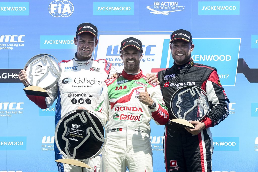 A győztes portugál Tiago Monteiro, a Honda Racing Team JAS versenyzője, mellette a második helyezett brit Tom Chilton, a Sébastien Loeb Racing versenyzője és a harmadik helyen végzett brit Rob Huff, az ALL-INKL.COM Münnich Motorsport versenyzője MTI Fotó: Marjai János