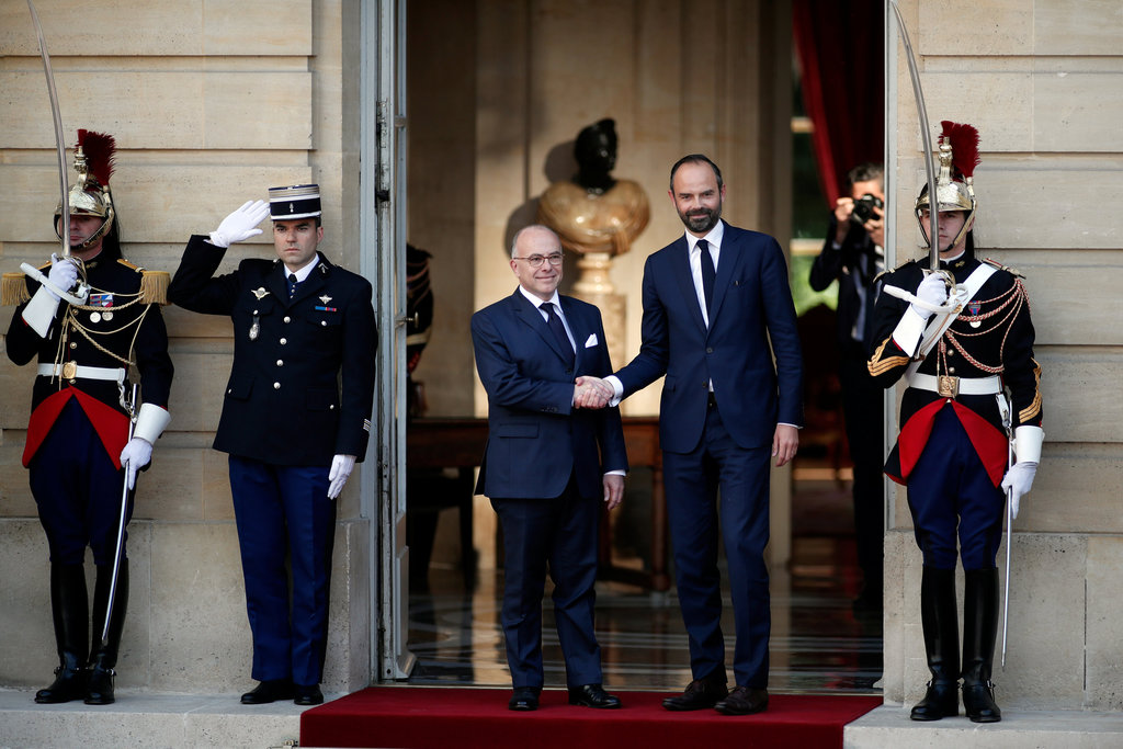 Bernard Cazeneuve, Franciaország volt miniszterelnöke kezet fog utódával, Edouard Philippepel FOTÓ: REUTERS/Benoit Tessier