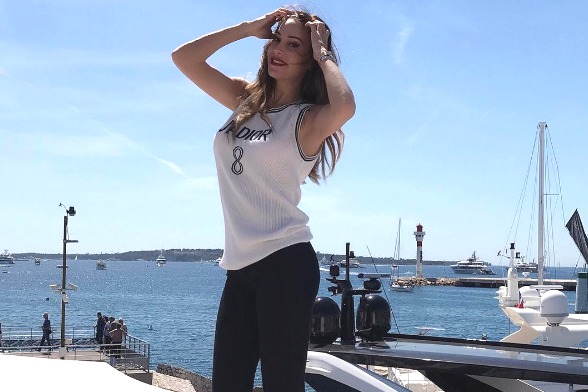 Vajna Tímea megmutatta, hogyan kell pózolni Cannes tengerpartján Dior-felsőben Forrás: Instagram
