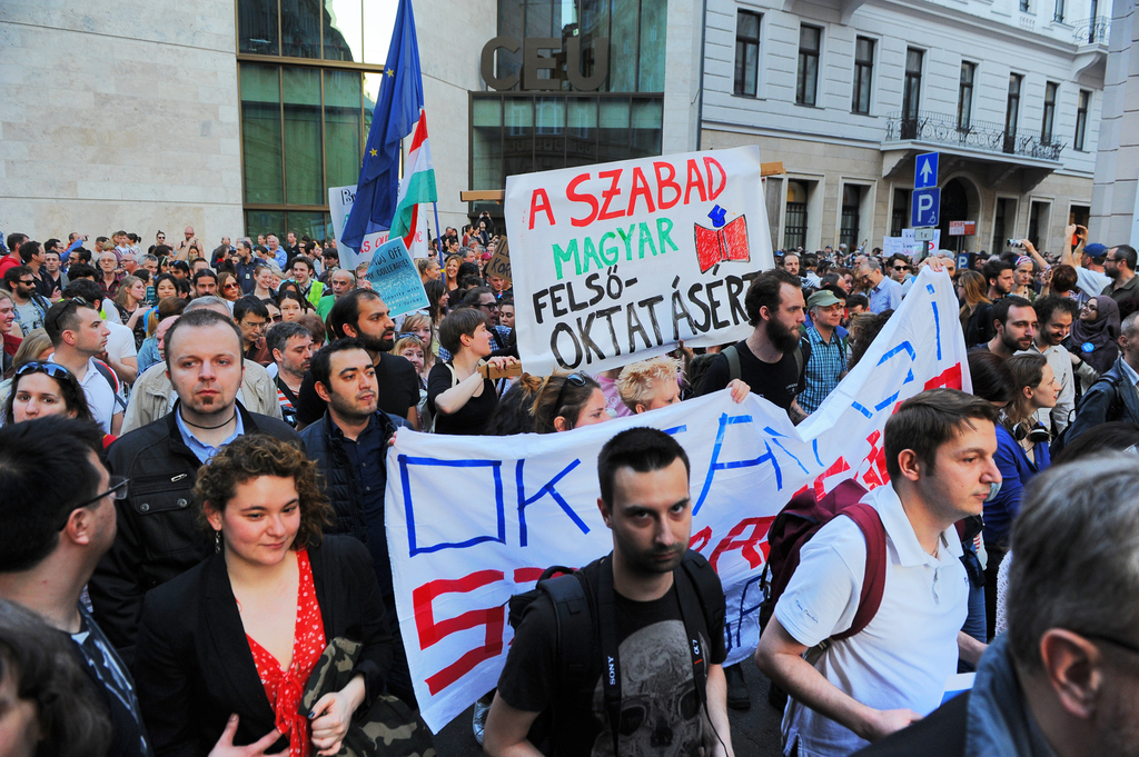Korábbi tüntetés a CEU épülete előtt FOTÓ: Népszava