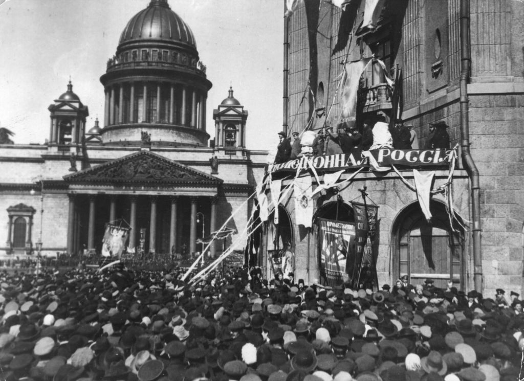 Októberi szocialista forradalom a Szent Izsák előtt 1917 októberében.
