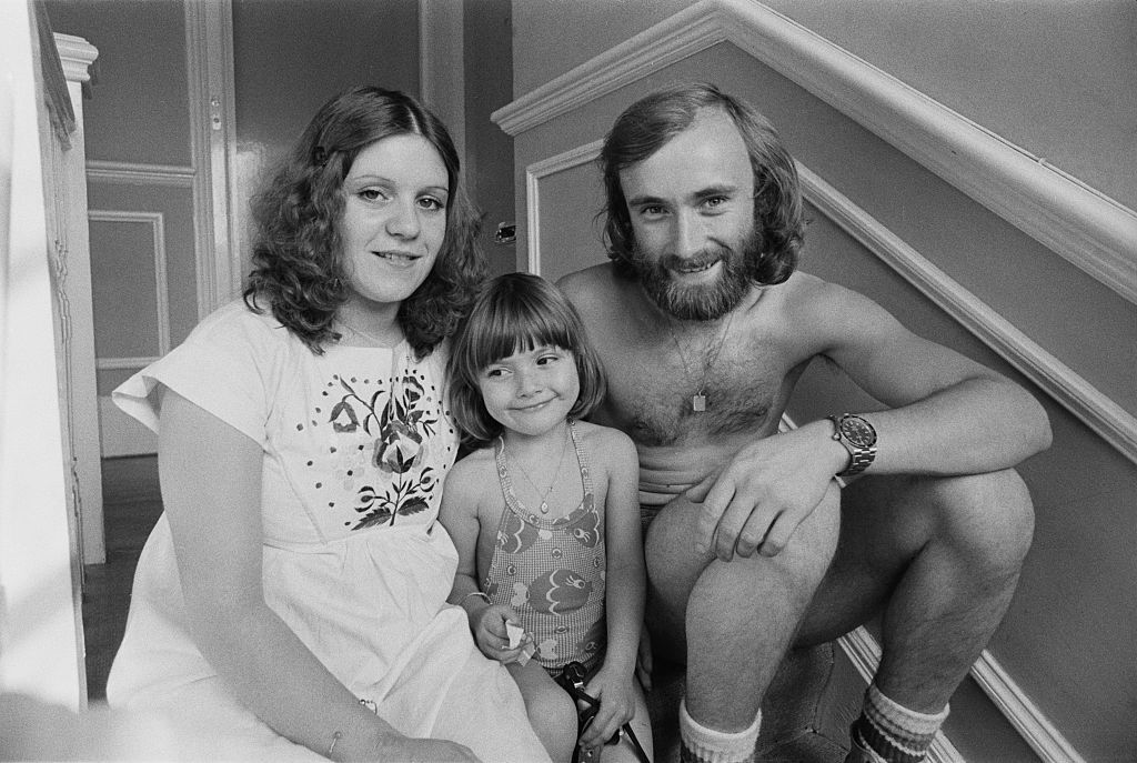  Phil Collins és első felesége, Andrea Bertorelli, valamint négy éves lánya, Joely, otthonukban 1976-ban 
