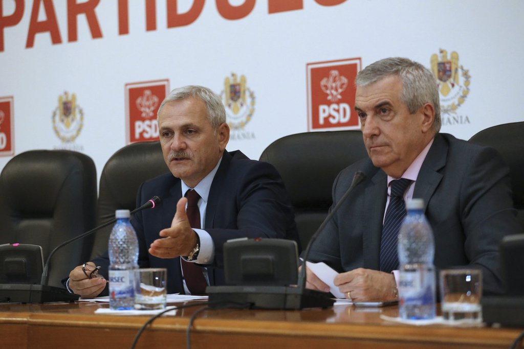 Liviu Dragnea, a román Szociáldemokrata Párt (PSD) elnöke (b) és Calin Popescu Tariceanu, a román liberális párt elnöke MTI Fotó: Baranyi Ildikó