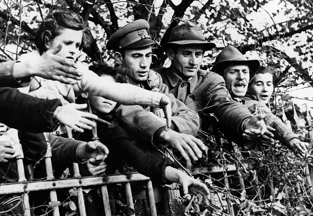 Éhező magyar menekültek a határnál 1956-ban - Fotó: Keystone/Hulton Archive/Getty Images