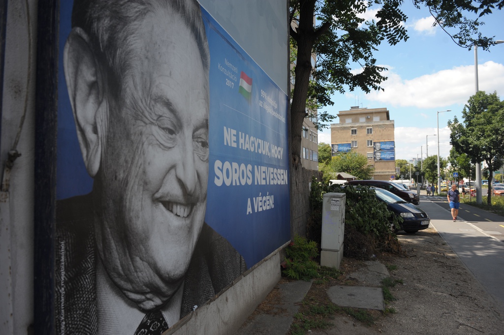 Fogynak a Soros-arcok a Róbert Károly körúton - FOTÓ: TÓTH GERGŐ