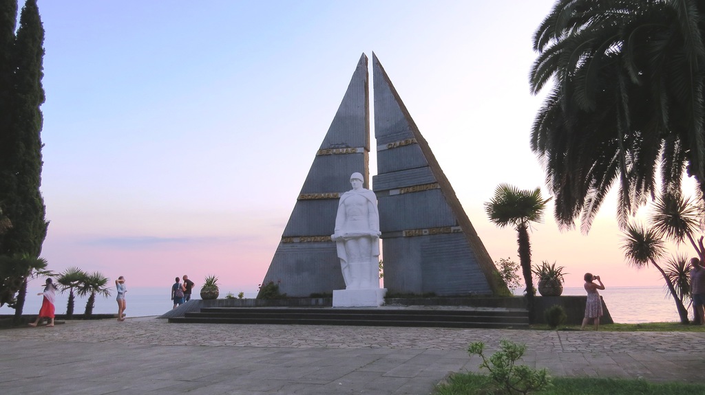 Világháborús szobor Gagrában.