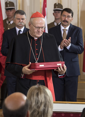 Erdő Péter bíborosnak adta át a Szent István Rend díjat az államfő, amiért "mindig a nemzet pótolhatatlan méltóságát szolgálta"