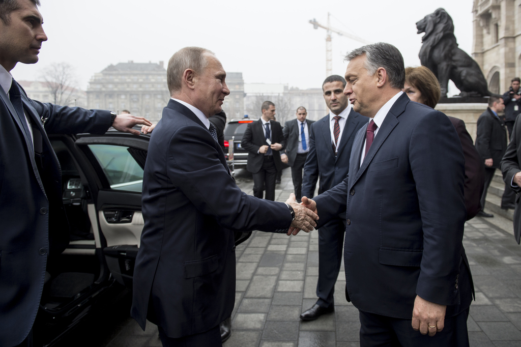 Vlagyimir Putyin orosz elnököt örömmel fogadja Orbán Viktor, Magyarország miniszterelnöke a budapesti parlament épülete előtt, 2017. február 2-án hivatalos megbeszéléseik előtt - írja a fotóhoz az AFP.
