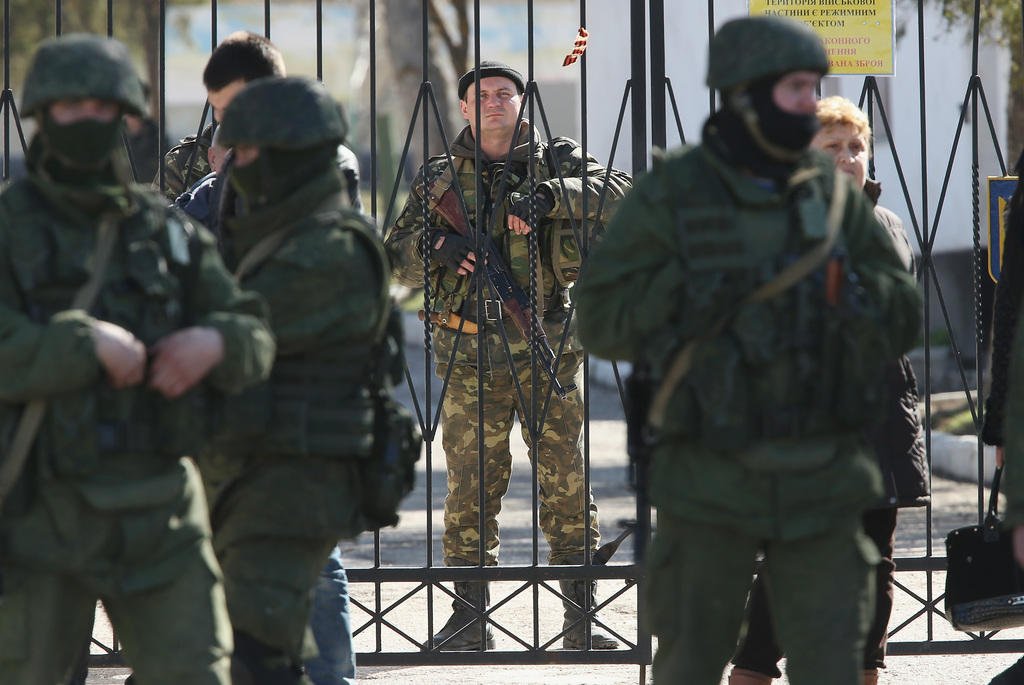 Felfegyverzett ukrán katona az oroszok által körülzárt egyik krími katonai bázison. Fotó: Sean Gallup/Getty Images